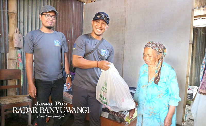 TERJUN LANGSUNG: Owner CV Logika Karya Mandiri menyerahkan bantuan langsung kepada Umi Kulsum, warga Kecamatan Giri, Banyuwangi, Kamis (16/11).