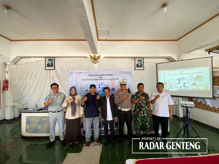 SOSIALISASI: (dari kiri) Perwakilan Jasa Raharja Banyuwangi Buana, Perwakilan Bapenda Jatim Linda Yuni Wulandari, Perwakilan Paradigma Lukman Hadi, Kades Kembiritan Sukamto,Kanit Lantas Polsek Genteng