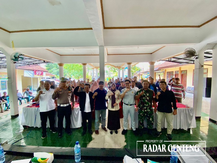 ANIMO: Para pemberi materi sosialisasi Sosialisasi Safety Riding dan Taat Bayar Pajak di kantor Desa Kembiritan, Kecamatan Genteng bersama para peserta, Rabu (15/11).