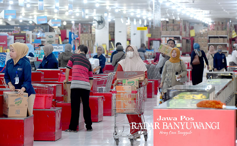 DIKEMAS KARDUS: Konsumen mendorong keranjang belanja di supermarket Roxy Banyuwangi. Tidak sedikit pemilik warung kelontong yang membeli barang dagangan di supermarket ini untuk dijual kembali.