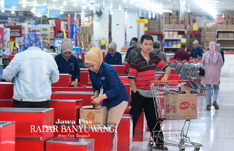 Pegawai Roxy Mall Banyuwangi mengemas barang pembelian kosumen. Pembeli sejumlah produk yang diduga terafiliasi dengan Israel mulai berkurang.