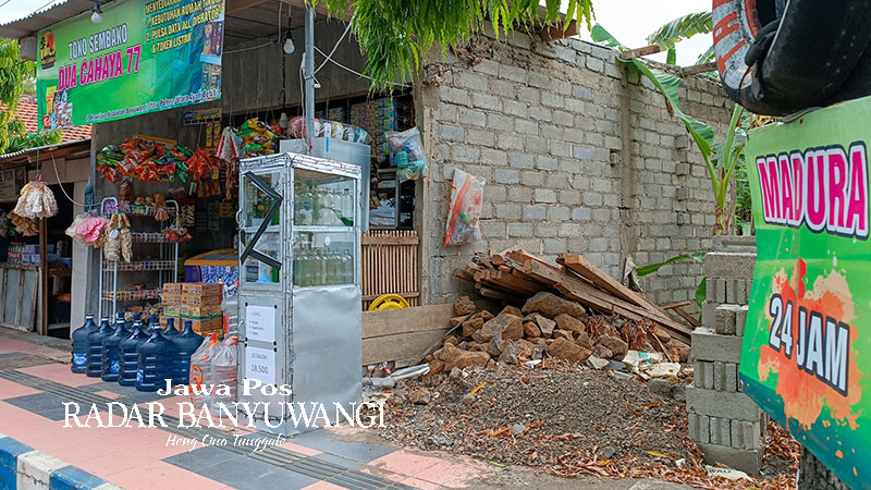 TAK PERNAH TUTUP: Salah satu toko Maduran beroperasi yang di kawasan Jalan Brawijaya, Kebalenan, Banyuwangi.
