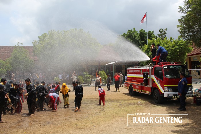 BAHAGIA: Kemarau yang panjang membuat para siswa SDN 3 Kedungwungu, Kecamatan Tegaldlimo seperti merindukan air dengan mandi bersama di halaman sekolahnya Kamis (16/11).