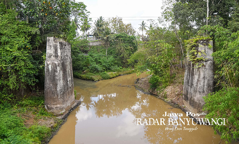 MASIH KOKOH: Jembatan tua berdiri di atas aliran Sungai Tambong di Kecamatan Kabat, Banyuwangi.