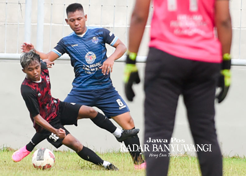 UJI COBA: Pemain Persewangi (kostum merah hitam) berebut bola dengan pemain Krobokan FC Legend di Stadion Diponegoro Banyuwangi, Jumat (17/11).