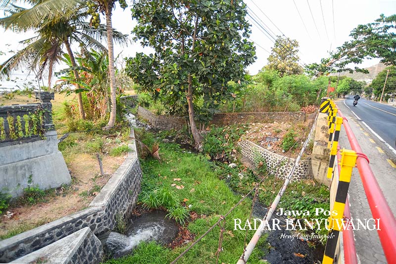 JEMBATAN DI HILIR: Aliran Sungai Selogiri yang berada dekat muara di kawasan Desa Ketapang, Kecamatan Kalipuro, Banyuwangi.