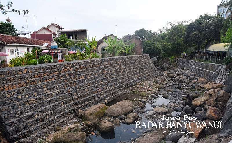 PENGAMAN: Deretan bronjong terpasang pada sisi aliran Sungai Sobo di Jalan Brawijaya, Kelurahan Kebalenan, Kecamatan Banyuwangi.