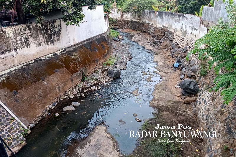 MASIH DALAM: Kondisi aliran Sungai Sukowidi di perbatasan Kecamatan Banyuwangi dengan Kecamatan Kalipuro, Banyuwangi.