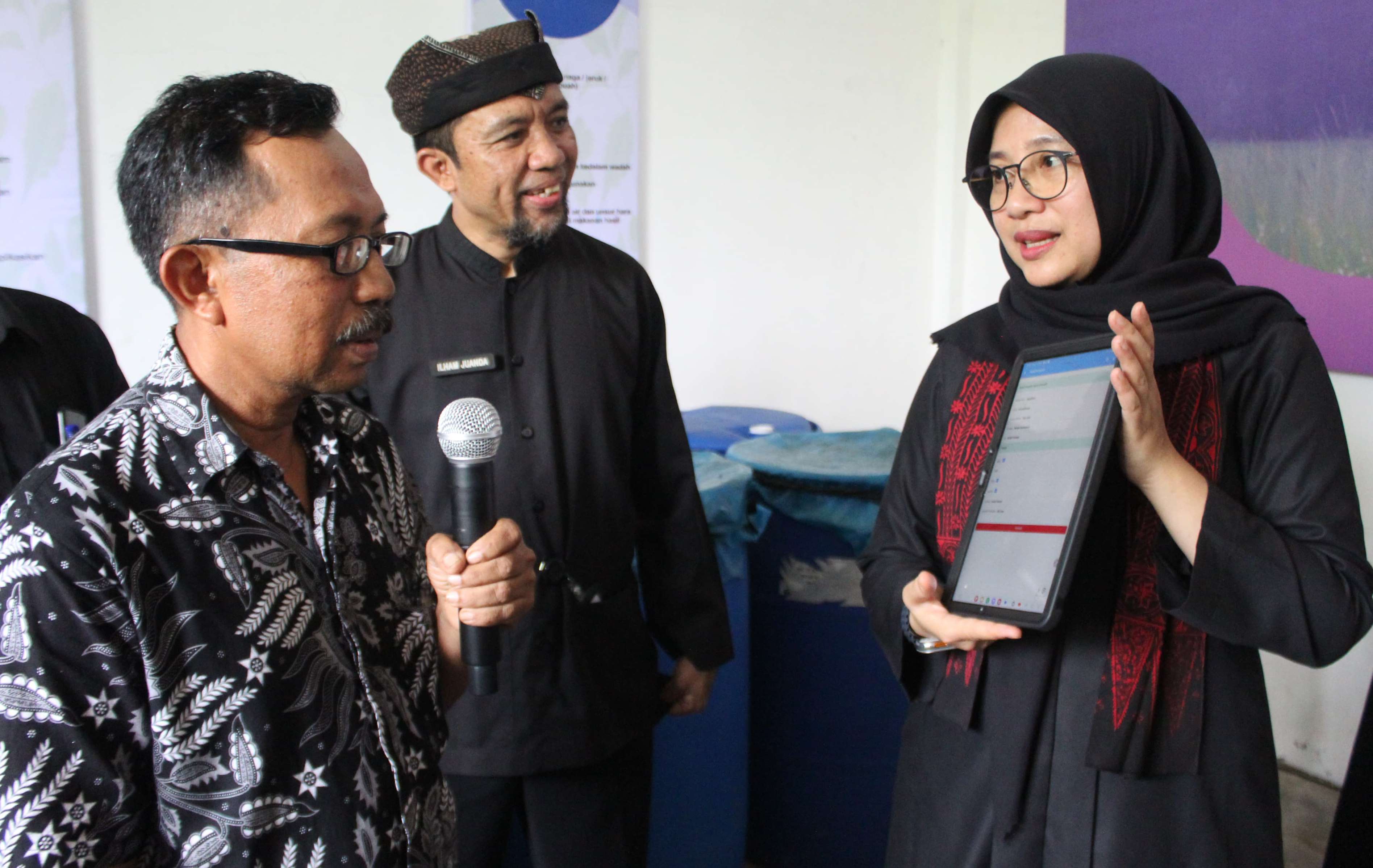 PRAKTIK: Petani Suprapto (kiri) mempraktikkan pemakaian Cek Pubertas melalui aplikasi Smart Kampung kepada Bupati Banyuwangi Ipuk Fiestiendani disaksikan Plt Kadispertan Ilham Djuanda Kamis (16/11)