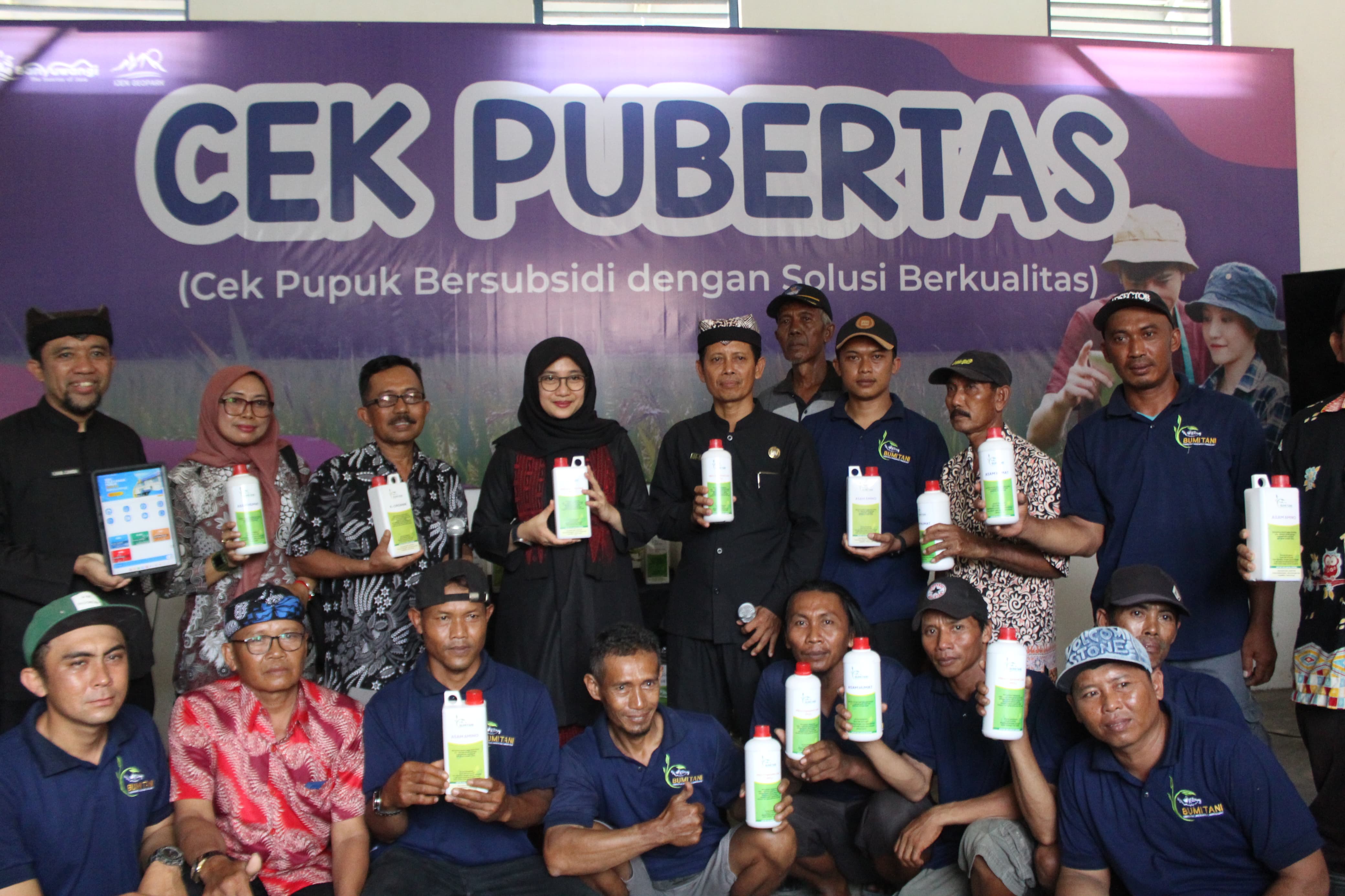 PRODUKSI SENDIRI: Kelompok Tani Bumi Tani menunjukkan produk pupuk organik yang diproduksi untuk kebutuhan tanamnya di Kantor Desa Kedungwungu, Kecamatan Tegaldlimo pada Kamis (16/11).