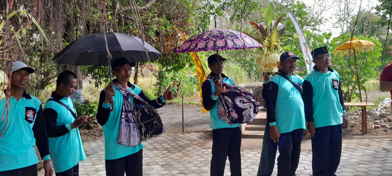 MEMPELAI: Kucing jantan dan betina yang akan dinikahkan digendong warga di sumber air Umbul Sari Dusun Curahjati, Desa Grajagan, Kecamatan Purwoharjo Jumat (17/11).