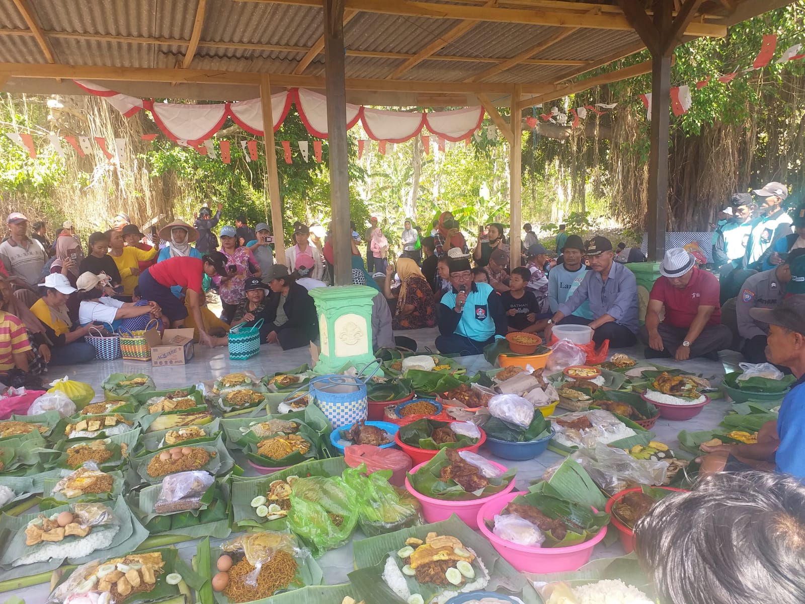 RASA SYUKUR: Masyarakat Dusun Curahjati, Desa Grajagan, Kecamatan Purwoharjo doa bersama usai prosesi mantu kucing di sumber air Umbul Sari yang ada di kampungnya Jumat  (17/11).