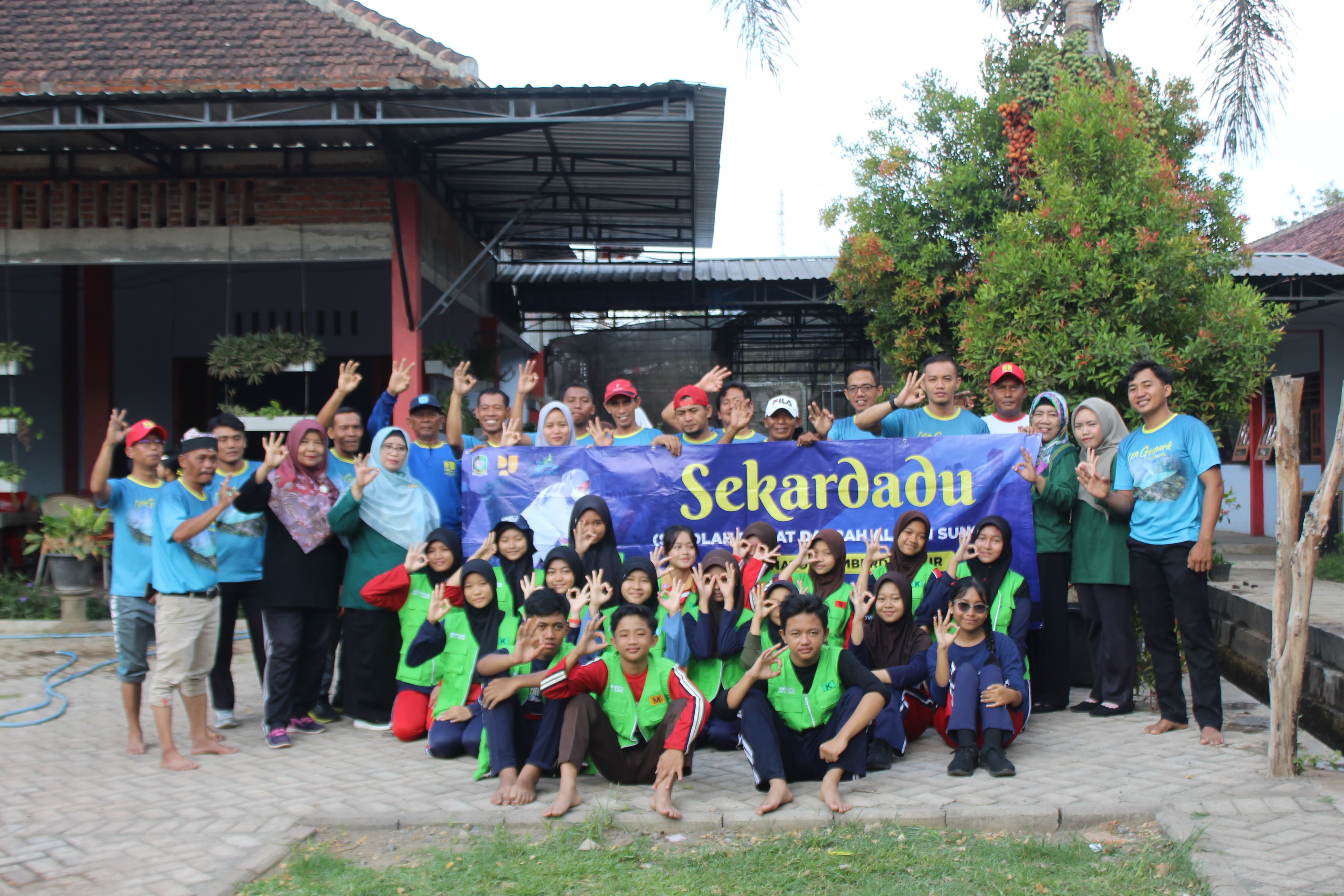 BERSIHKAN SUNGAI: Para Siswa SMPN 1 Cluring bersama petugas Korsda Cluring  usai membersihkan saluran tersier BCL 4 di dekat sekolahnya, Jumat (17/11).