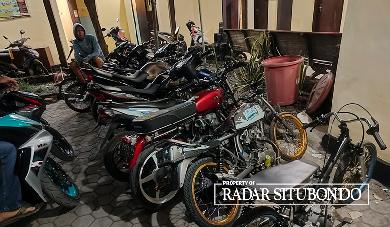 BARANG BUKTI: Sejumlah sepeda motor protolan milik pemuda di Kecamatan Besuki, Situbondo, diamankan di halaman Polsek Besuki, Senin (13/11).