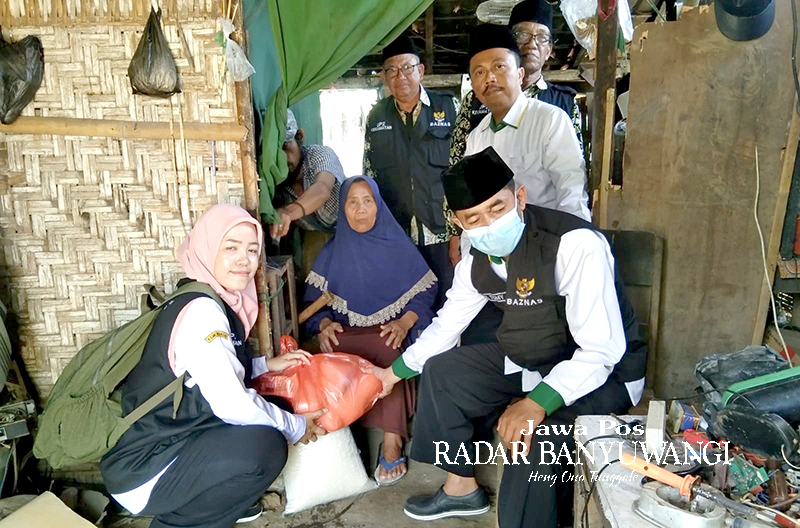 PEDULI: Ketua Baznas Banyuwangi H. Lukman Hakim dan Wakil Ketua H. Thomy Anwar disaksikan UPZ Songgon menyerahkan bantuan sembako kepada Muawanah, 61, warga Dusun Derwono, Desa Balak, Songgon.