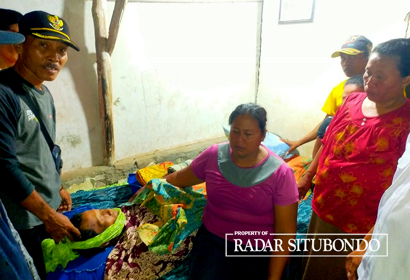 BERDUKA: Perangkat Desa Lubawang, Kecamatan Banyuglugur, menjenguk warganya, Yudi yang meninggal tersambar petir, Rabu lalu (15/11), pukul 17.30.