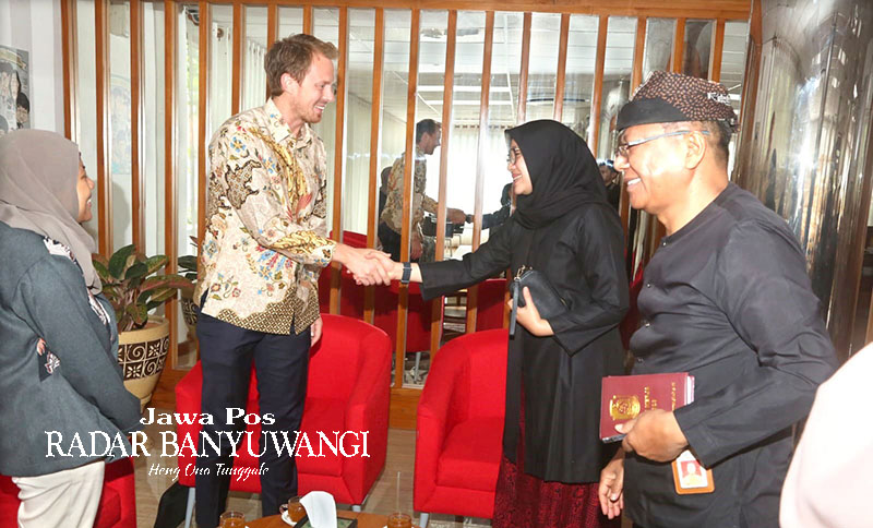 JABAT TANGAN: Bupati Ipuk bertemu CEO Inframar Aron Uher membahas rencana pembangunan pabrik pengolahan sampah plastik di Banyuwangi beberapa hari lalu.