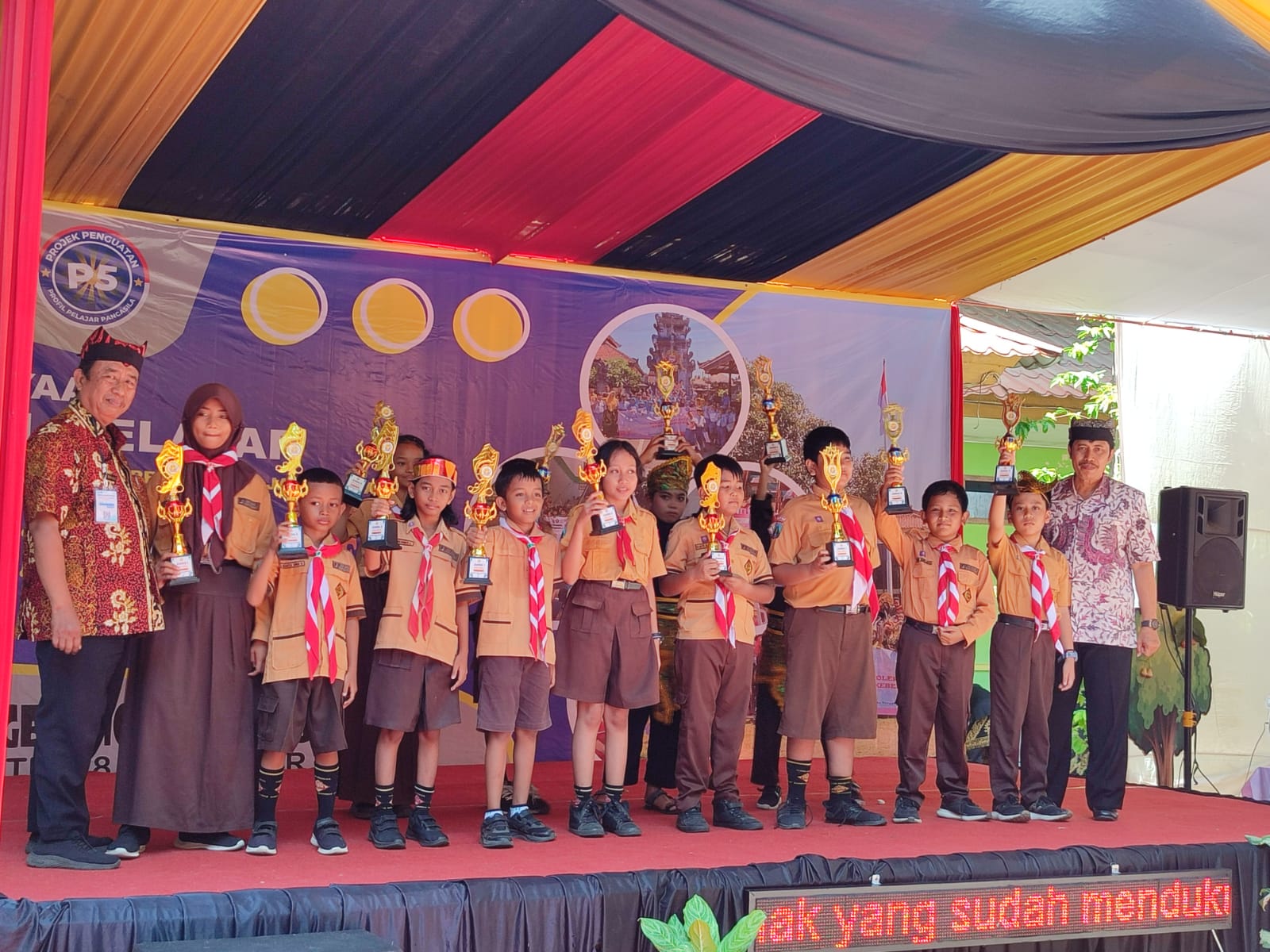 JAWARA : Plt Kepala SDN Model Idham Kolid (Kiri) dan Kasi Mutu Pendidikan SD Dispendik Banyuwangi Irfandi (kanan) Bersama siswa berprestasi di bidang akademik dan non akademik