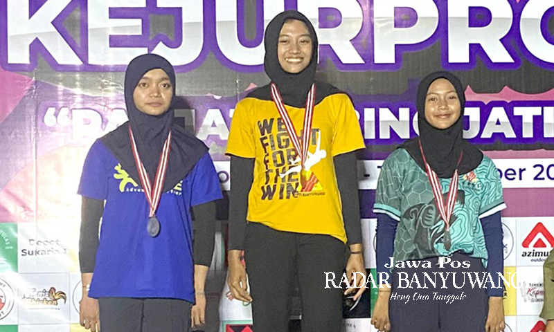 TIGA MEDALI: Atlet panjat tebing Banyuwangi Alina Jasmine mendapat medali emas dari nomor Boulder Junior Putri di Kejurprov FPTI Jatim di Blitar, Minggu (19/11).