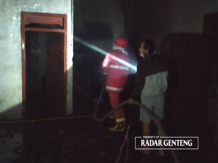 HANGUSKAN DAPUR: Petugas Damkar Sektor Srono memadamkan kebakaran rumah di Dusun/Desa Kumendung, Kecamatan Muncar pada Sabtu (18/11) dini hari.