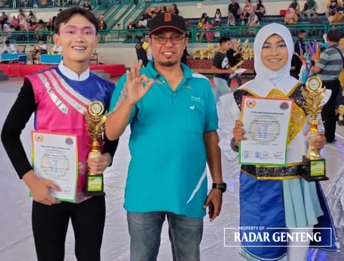 BERPRESTASI: Kepala SMP Bustanul Makmur H Imamuddin MPd.I bersama siswanya yang menjadi juara Jember Marching Band Festival bidang Colour Guard Nanda Imsya Aditya dan Asha Ganiya Yumna.