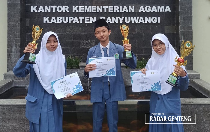 PRESTASI: Dari kiri, Essenza Qurani Permata Qolby, Brahmana Danendra Airlangga, dan Nabila Zara Widyana yang berhasil meraih prestasi di Kompetisi Sains Madrasah (KSM) tingkat provinsi.