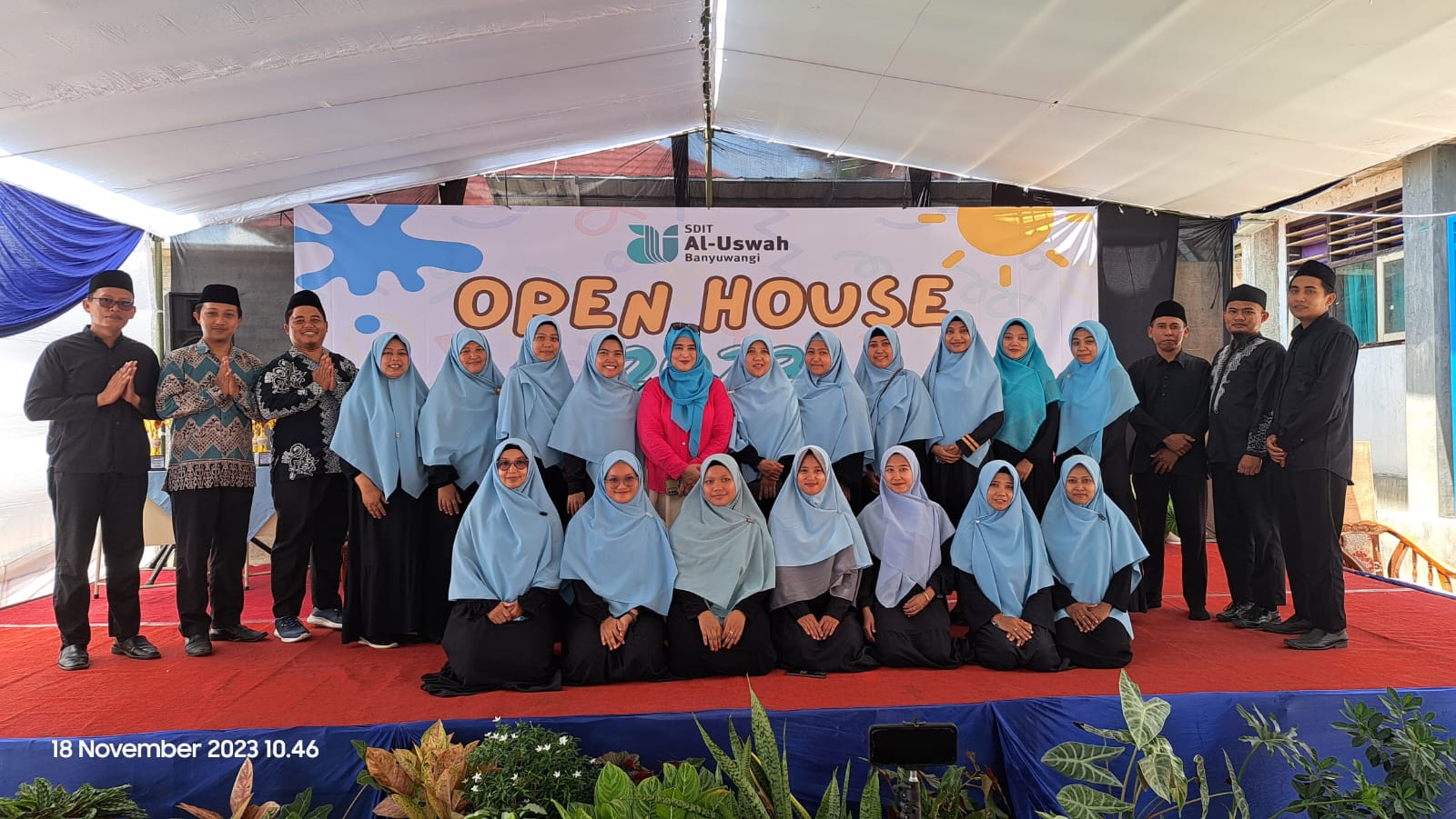 BERBAGI ILMU PARENTING: Para pengajar SDIT Al Uswah 1 Banyuwangi berfoto bersama Neno Warisman (baju pink) usai kegiatan open house, Sabtu (18/11)