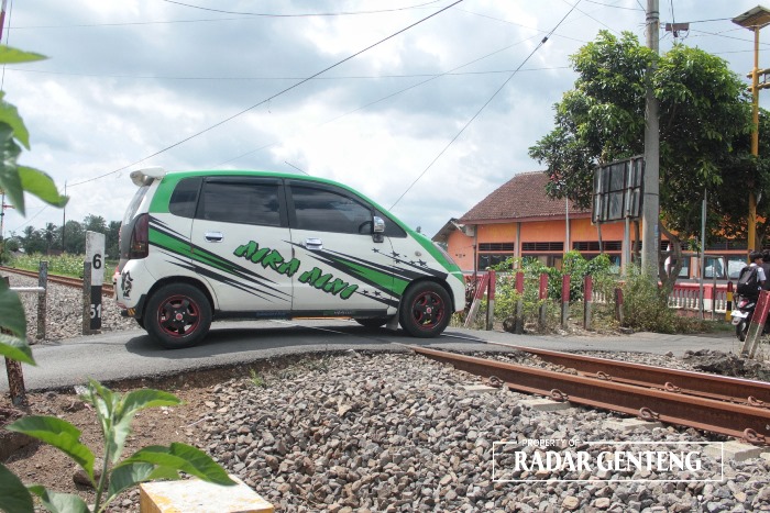 HATI-HATI: Mobil melewati jalur perlintasan KA tanpa palang pintu di  Dusun Sumberwadung, Desa Kaligondo, Kecamatan Genteng Senin (20/11).
