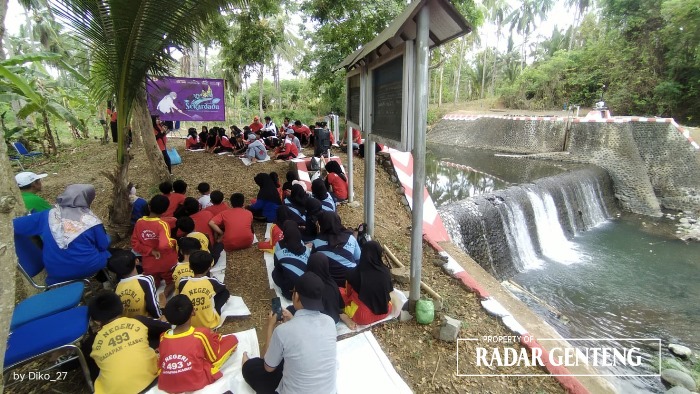 DAS: Siswa SDN 3 Dadapan dan  MI Islamiyah Dadapan mendapat materi terkait Sekardadu dari Korsda Kabat di Dam Idris, Dusun Krajan, Desa Dadapan, Kecamatan Kabat kemarin (20/11)