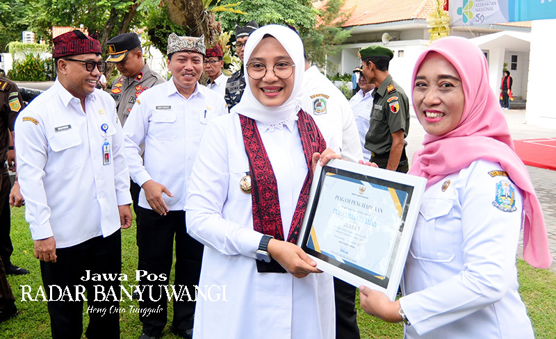 REWARD: Bupati Banyuwangi Ipuk Fiestiandani menyerahkan penghargaan kepada fasilitas kesehatan yang ada di Bumi Blambangan.