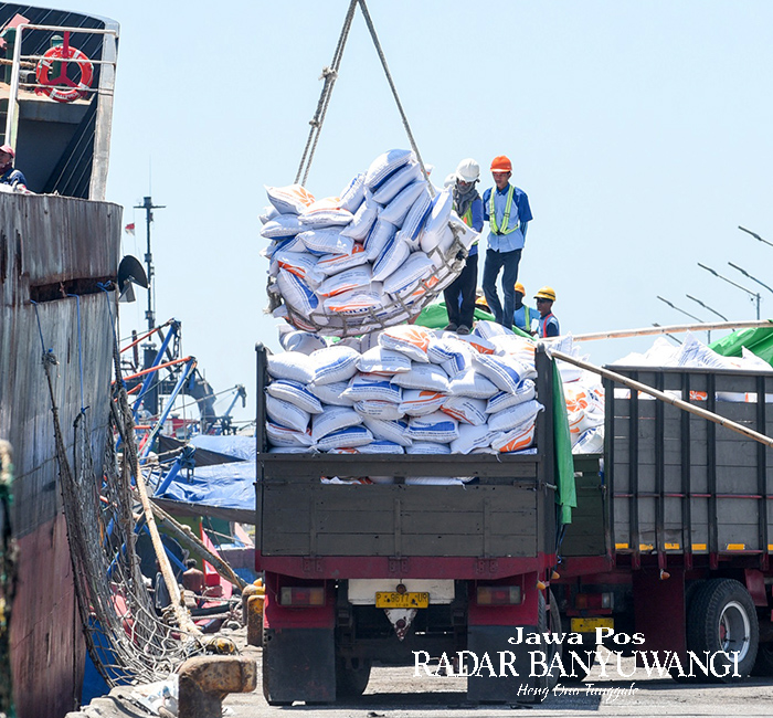 BONGKAR MUATAN: Petugas Bulog menurunkan ribuan ton beras impor dari kapal Vietnam yang bersandar di Pelabuhan Tanjung Wangi, Banyuwangi, Senin (20/11).