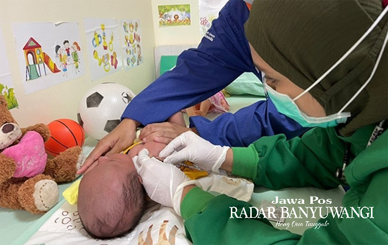 SEHAT: dr Evisina H Frans SpA melakukan vaksinasi pada anak di Poli Spesialis Anak RSU Bhakti Husada Krikilan, Kecamatan Glenmore.