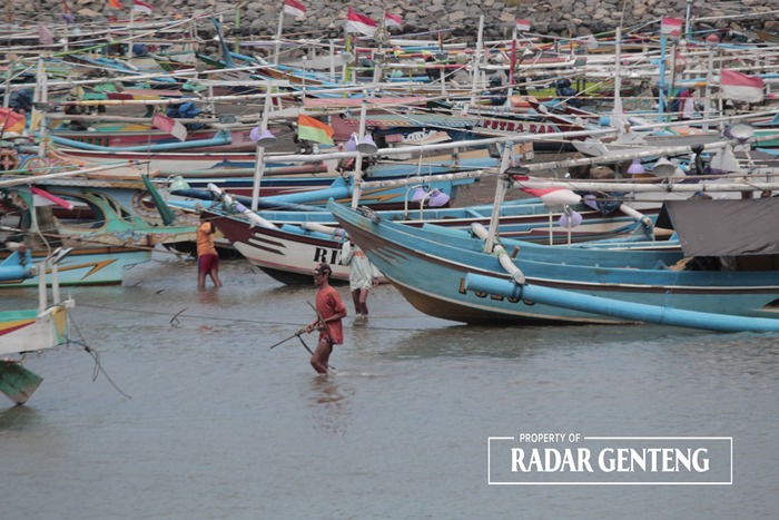 TAK PAKAI PENGAMAN: Sejumlah nelayan akan berangkat melaut di Pelabuhan Grajagan, Kecamatan Purwoharjo Selasa (21/11).