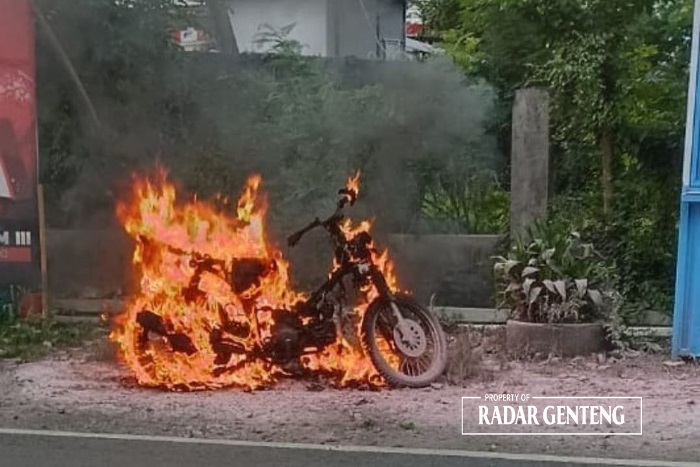 MEMBARA: Sepeda motor Suzuki Shogun milik Sodir mendadak terbakar usai mengisi BBM di SPBU Cluring kemarin (22/11).