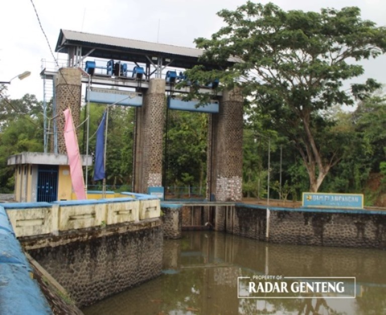 MEGAH: Pintu air Dam Singir Blambangan) di Dusun Mangunrejo, Desa Blambangan, Kecamatan Muncar yang khas dengan pintu air menjulang tinggi Rabu (21/11).