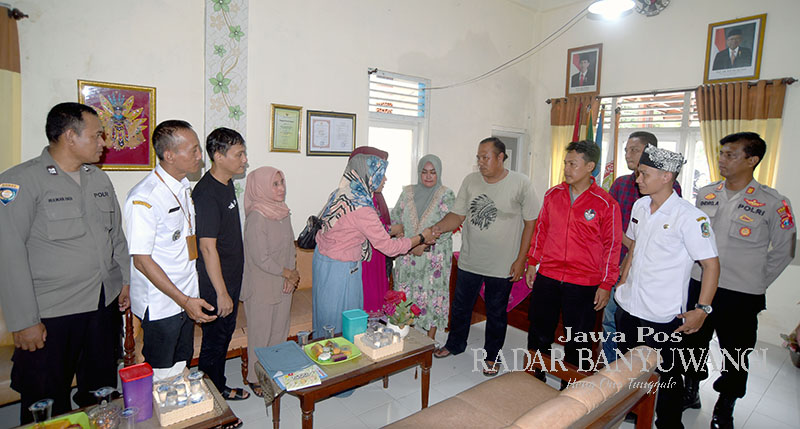 DISAKSIKAN KAPOLSEK: Keluarga korban penganiayaan dan terduga pelaku saling memaafkan usai berlangsung mediasi di SDN Mojopanggung, Banyuwangi, Rabu (22/11).