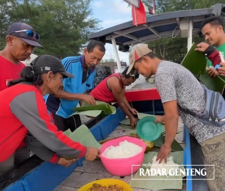 KEBERSAMAAN: Sejumlah nelayan melaksanakan tradisi slametan perahu dengan makan bersama di Pantai Dusun Palurejo, Desa Sumbersewu, Kecamatan Muncar Kamis (23/11).
