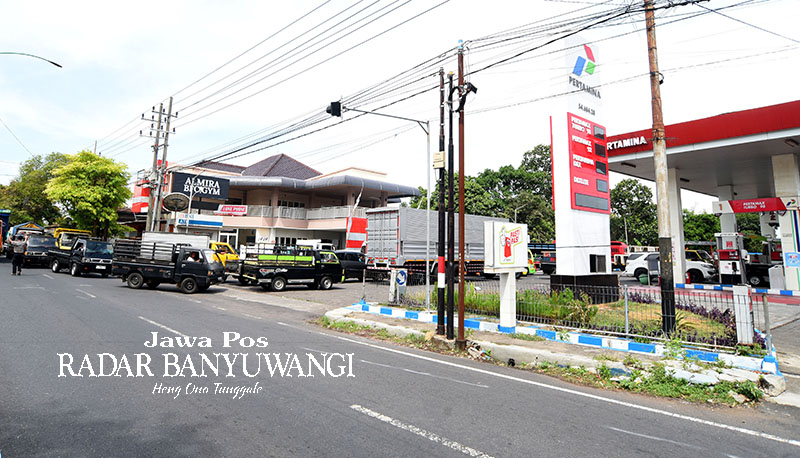 KRISIS SOLAR: Antrean kendaraan roda empat yang hendak mendapatkan solar subsidi di SPBU Jalan Gajahmada, Banyuwangi, mengular sampai jalan raya, Jumat (24/11).