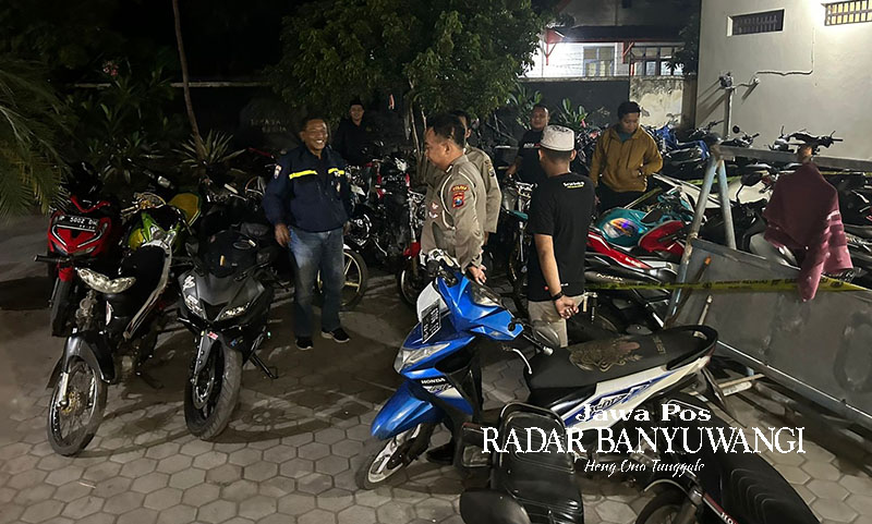 DISANKSI: Anggota Polsek Besuki memberikan pembinaan kepada belasan pemuda di pinggir Jalan Raya, Desa Langkap, Kecamatan Besuki, Minggu dini hari (26/11).