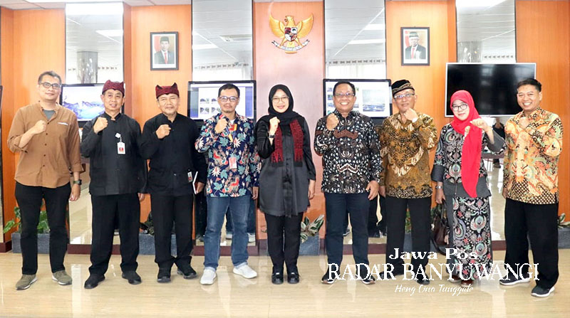 Bupati Ipuk Fiestiandani berdialog dengan Rektor ISI Surakarta I Nyoman Sukerna di Lounge Pelayanan Publik kantor Pemkab Banyuwangi beberapa hari lalu (22/11).