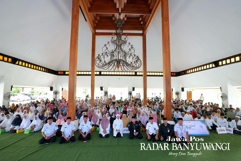 KEBERPIHAKAN: Bupati Ipuk Fiestiandani berfoto bersama ratusan guru ngaji saat kegiatan penyerahan insentif di Pendapa Sabha Swagata Blambangan Banyuwangi pekan lalu.