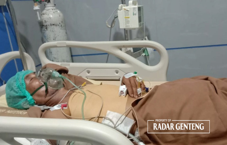 LUKA: Subahri mendapat perawatan di RS Graha Medika, Yosomulyo, Kecamatan Gambiran Minggu (26/11)