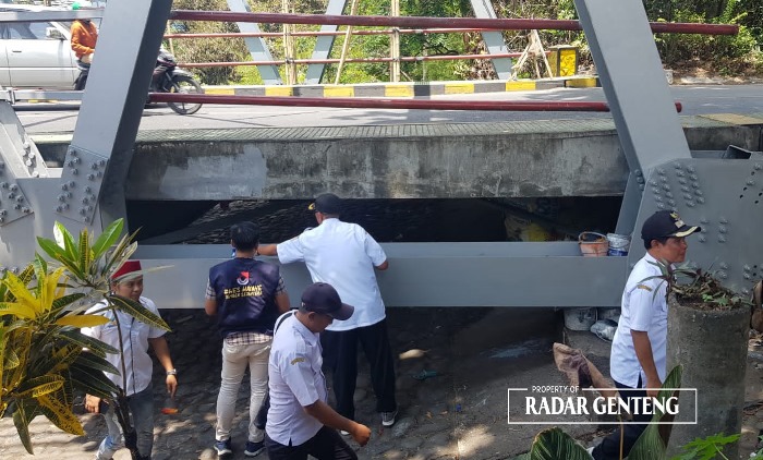 HILANG: Pegawai kantor Kecamatan Genteng mendampingi rombongan Pemdes Patempuran, Kecamatan Kalisat dan Dinsos Jember mencari Endra dan Aldy di kolong Jembatan Sungai Setail, Kecamatan Genteng.