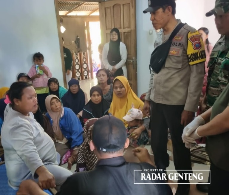 PASRAH: Umi Zubaidah (kiri) saat ditemui anggota Polsek dan Koramil Bangorejo di rumahnya Dusun Sumberjambe, Desa Temurejo, Kecamatan Bangorejo Minggu (26/11) sekitar pukul 10.00 WIB.