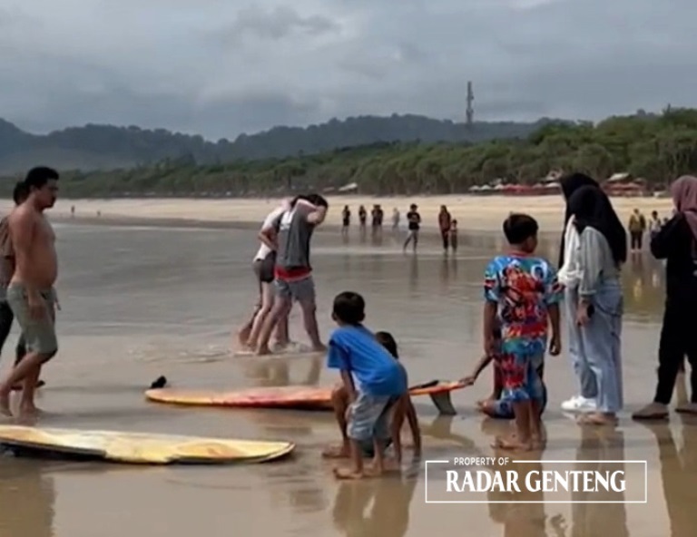 BOPONG: Lifeguard dan Surfer membantu wisman asal Jepang yang terseret ombak di Pantai Pulau Merah, Dusun Pancer, Desa Sumberagung, Kecamatan Pesanggaran pada Sabtu (25/11) pagi.