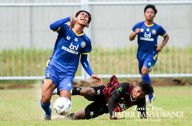 MENJURUS KERAS: Bek Persewangi Jatmiko menghadang penyerang MBU Baruna FC Andrian pada laga uji coba di Stadion Diponegoro, Senin sore (27/11).