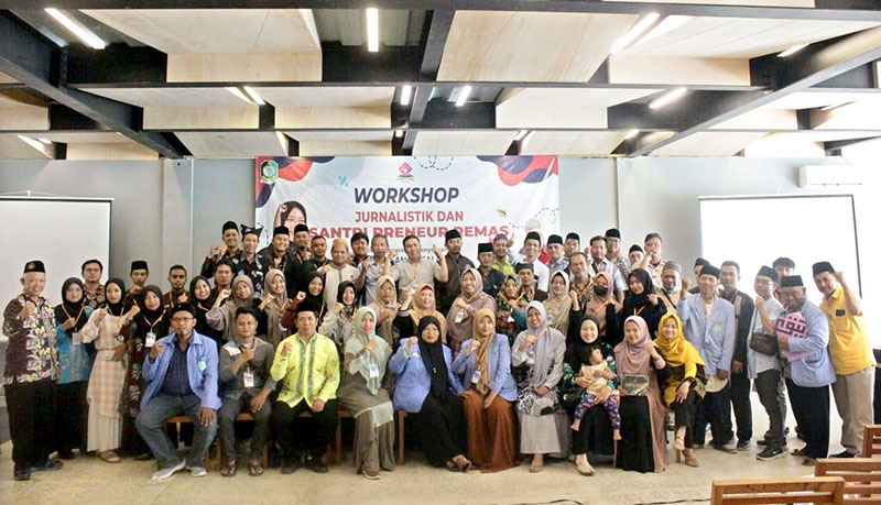 BELAJAR JURNALISTIK: Puluhan remaja masjid Yayasan As Salam saat belajar ilmu jurnalistik dan santripreneur di Hotel Teras Licin, Banyuwangi Minggu (26/11).