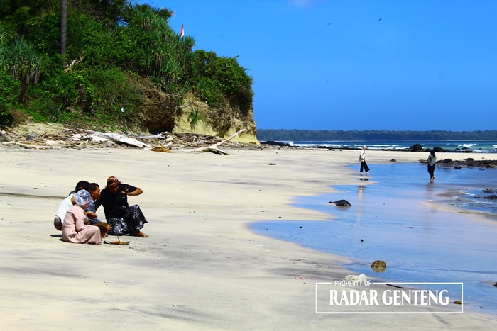 TENANG: Sejumlah pengunjung menikmati suasana di Pantai Pancur di kawasan TN AP, Desa Kalipait, Kecamatan Tegaldlimo Senin (27/11).