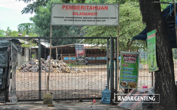 SEGEL: Pagar besi menutup lahan sepadan Sungai Setail, Dusun Krajan, Desa Genteng Kulon, Kecamatan Genteng, tepatnya sebelah barat GNI Genteng, Senin (27/11).