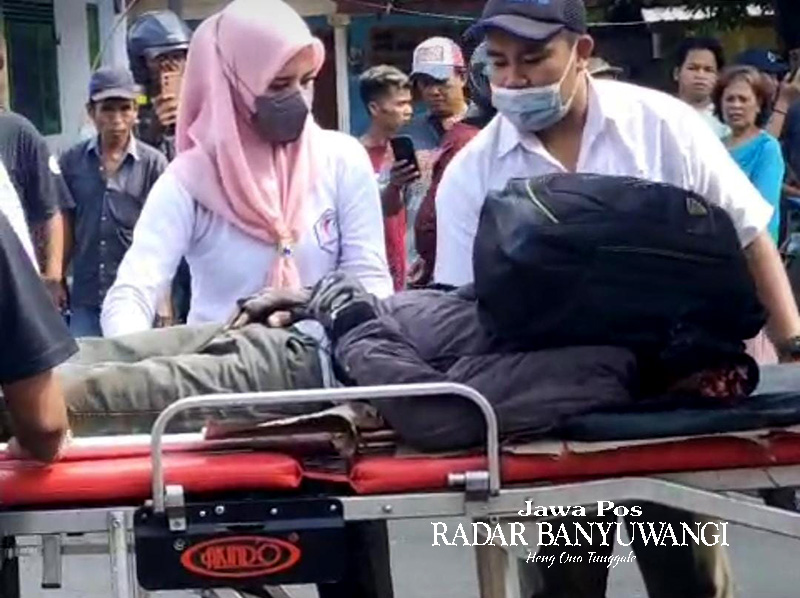 TEWAS DI TEMPAT:Anggota Kanitlaka Polres Situbondo, mendatangi lokasi kecelakaan di Jalan Raya Desa Wringinanom, Kecamatan Panarukan, Situbondo, Selasa (28/11).